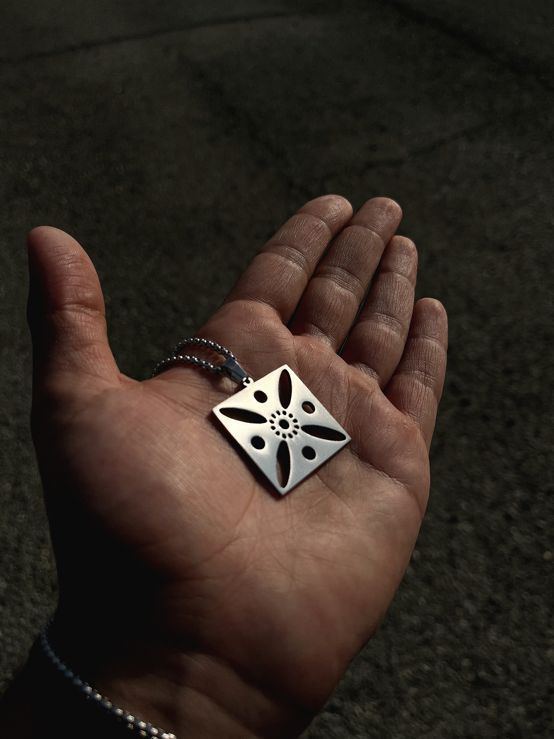 خرید پلاک و گردنبند درفش کاویانی نقره ای