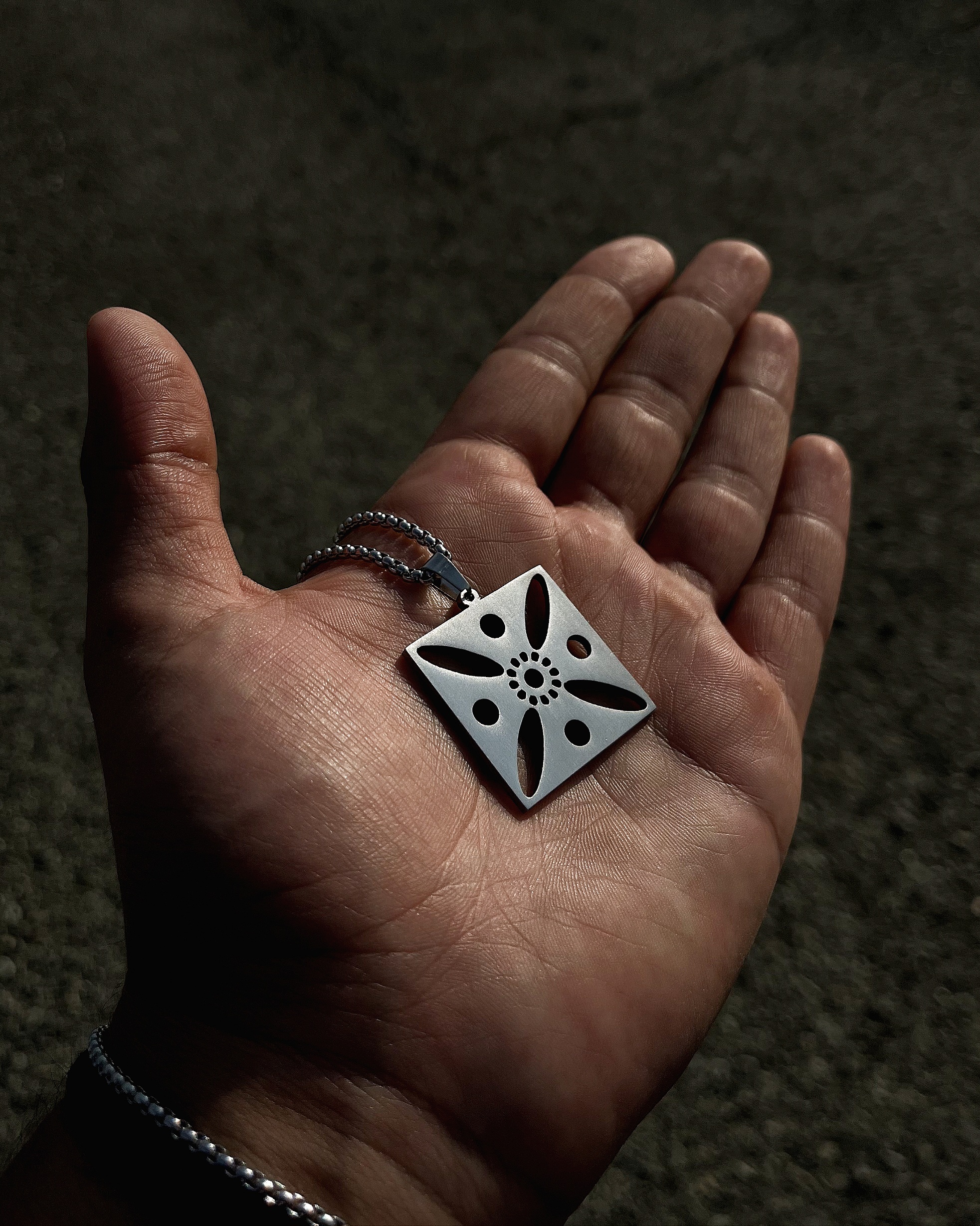 خرید پلاک و گردنبند درفش کاویانی نقره ای