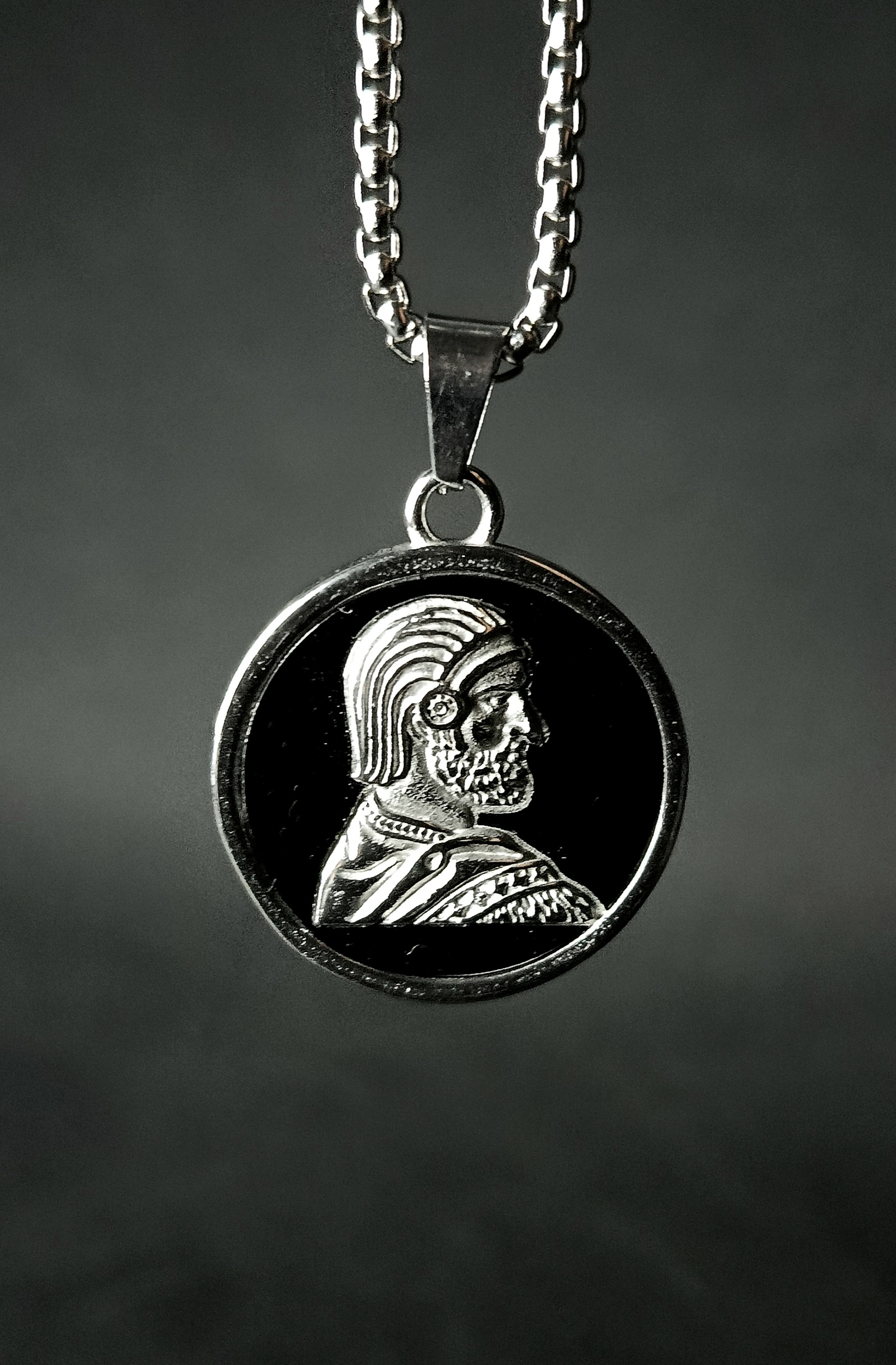 گردنبند کوروش بزرگ مشکی نقره ای