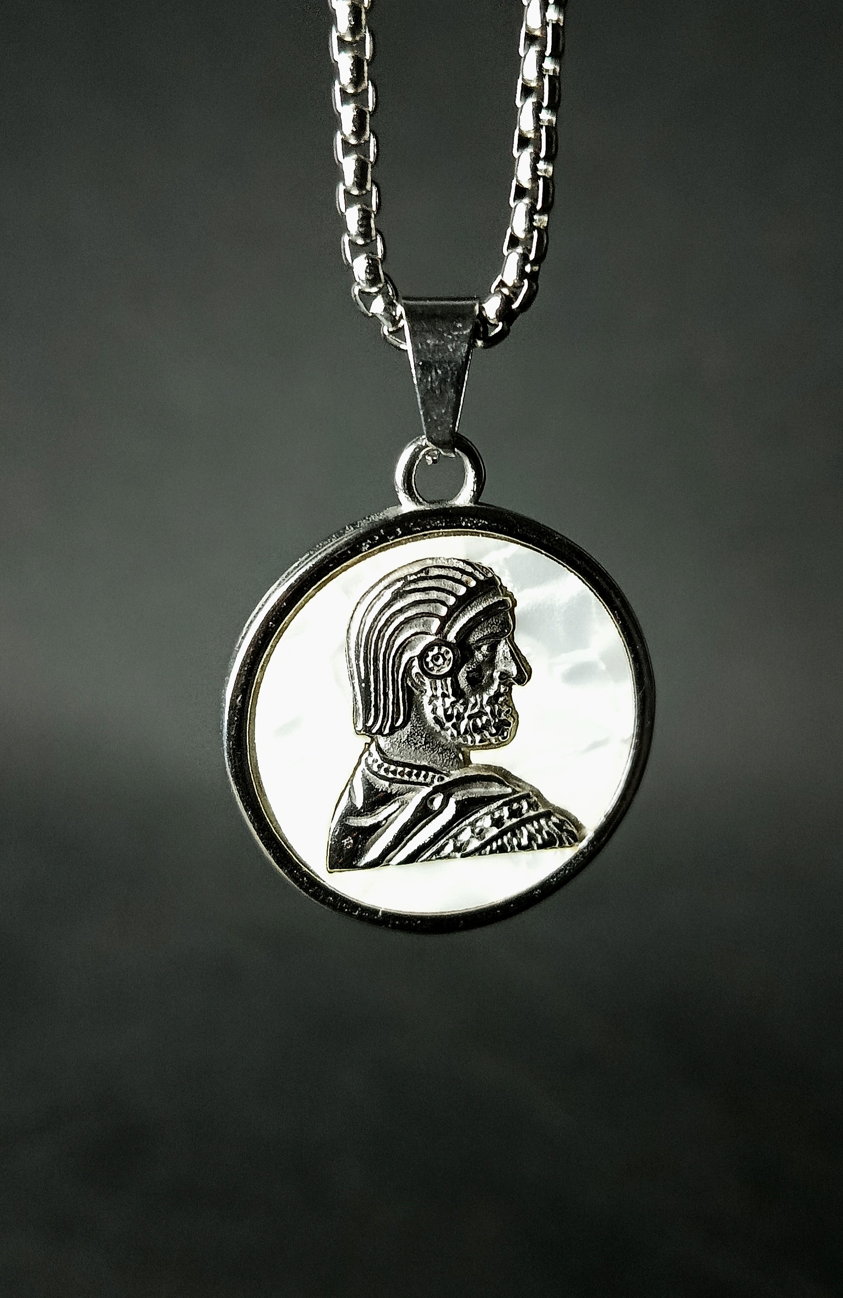 گردنبند کوروش بزرگ سفید نقره ای