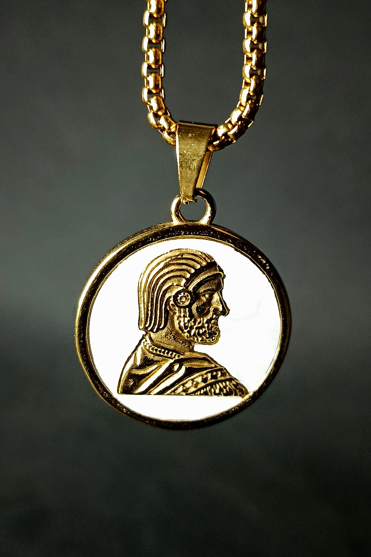 گردنبند کوروش بزرگ سفید طلایی