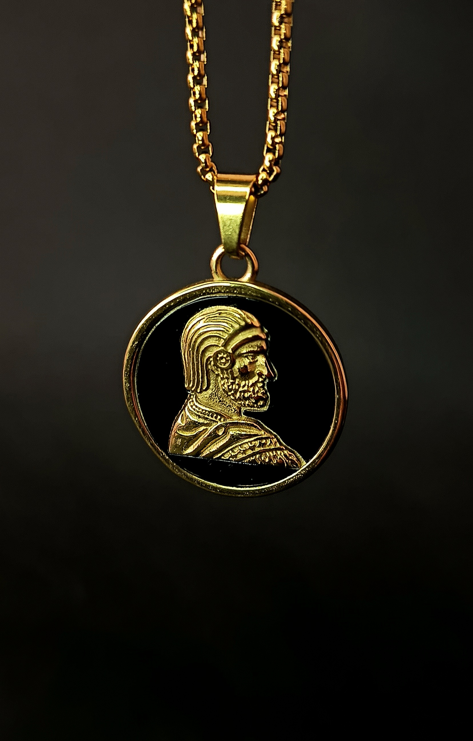 گردنبند کوروش بزرگ مشکی طلایی