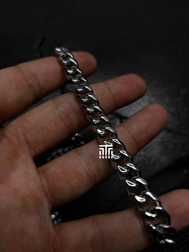 گردنبند استیل کارتیر نقرهای با بافت کوبایی پهن و قفل کتابی