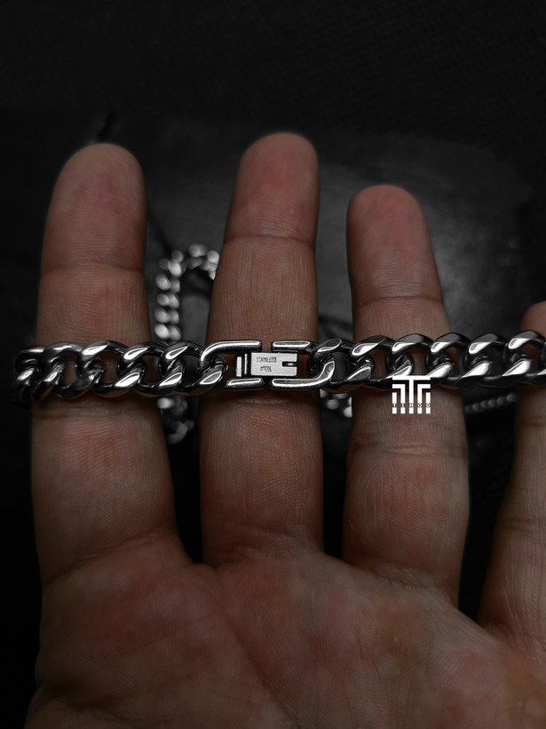 گردنبند استیل کارتیر نقرهای با بافت کوبایی پهن و قفل کتابی